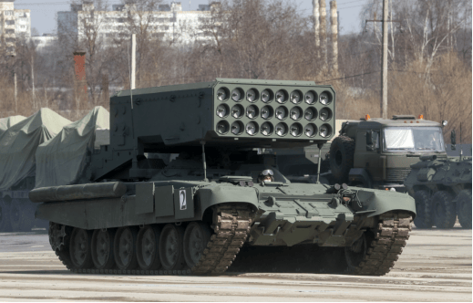 俄国防部发布视频：TOS-1A“日炙”喷火坦克向乌军目标齐射“温压弹”