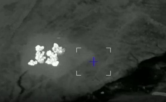 俄国防部发布视频：TOS-1A“日炙”喷火坦克向乌军目标齐射“温压弹”