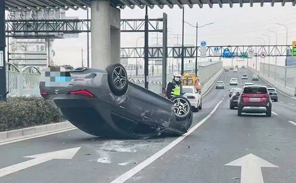 突发！早高峰上海杨高中路两车事故，一车四轮朝天