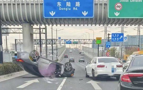 突发！早高峰上海杨高中路两车事故，一车四轮朝天