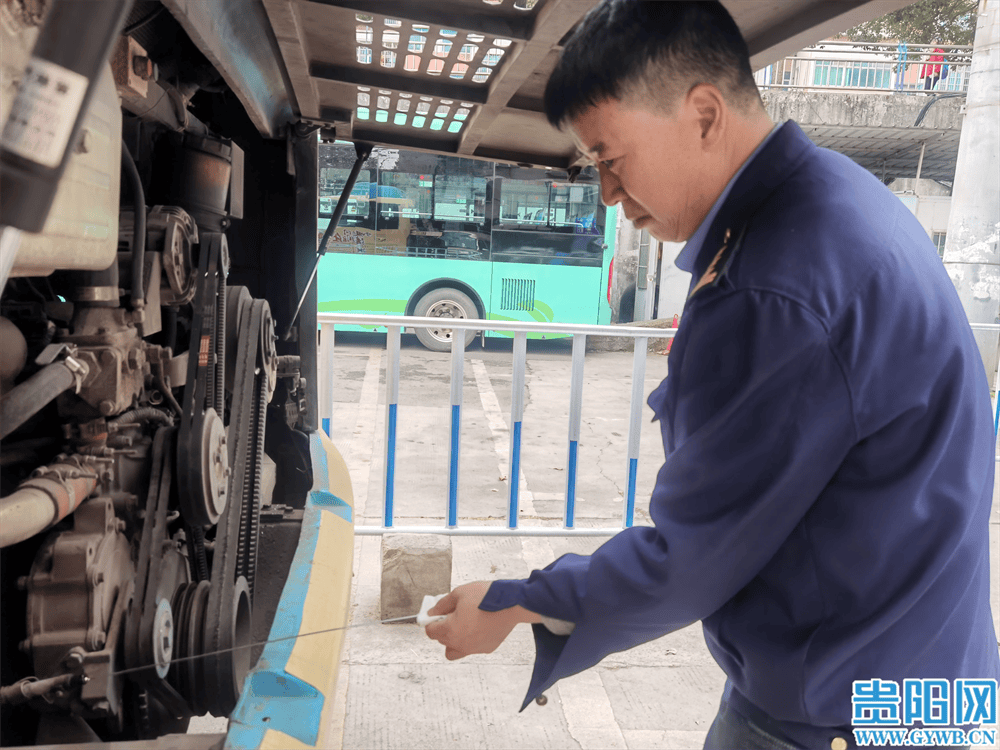 贵阳公交9路车驾驶员吴学斌：26万公里安全守护 十米车厢传递城市温度