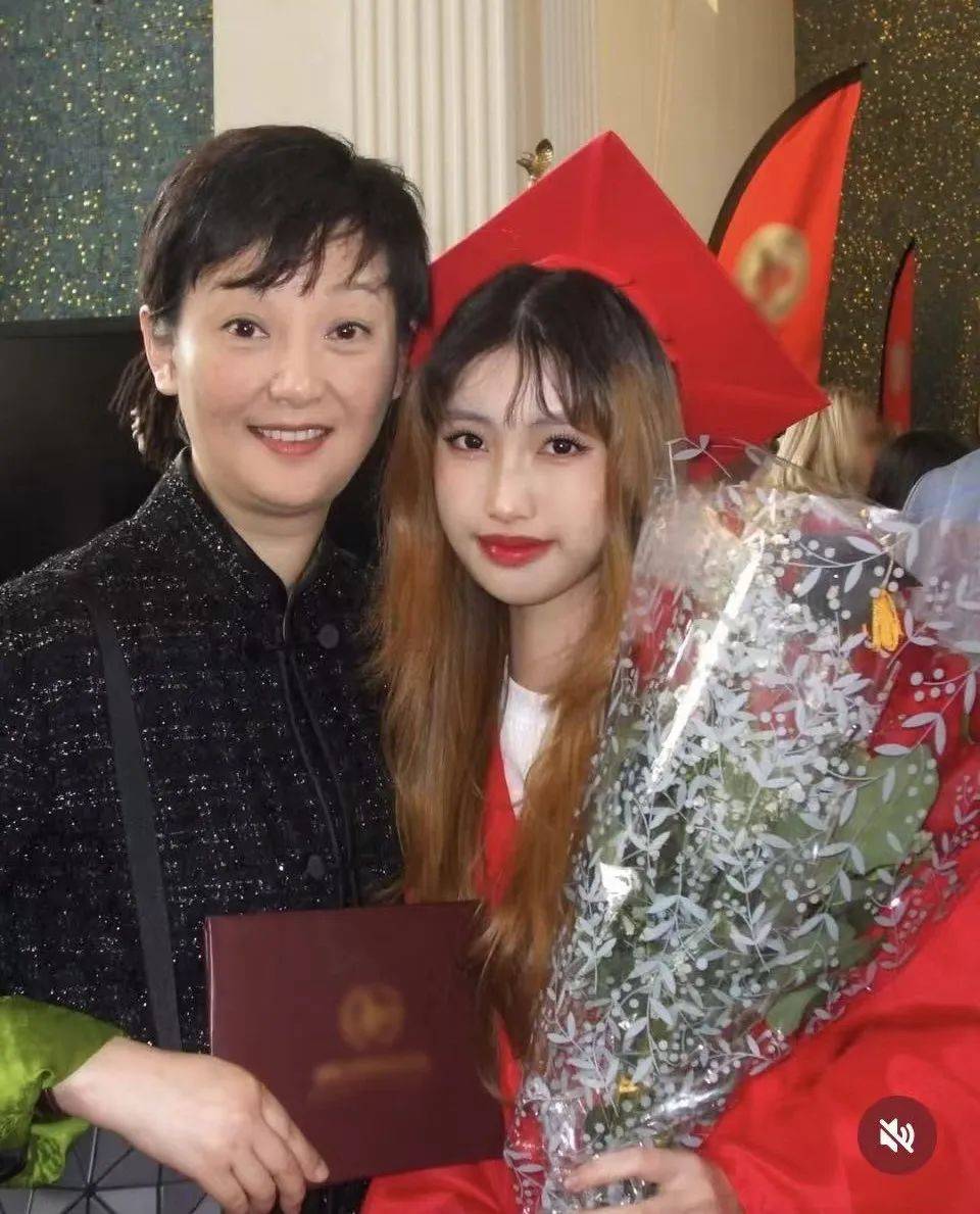 56岁徐帆素颜出席女儿毕业典礼！母女亲密合照，美如姐妹花