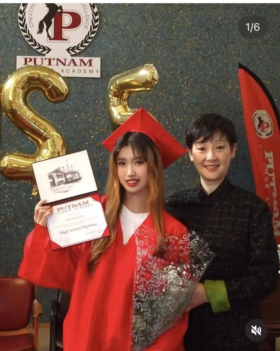 56岁徐帆素颜出席女儿毕业典礼！母女亲密合照，美如姐妹花
