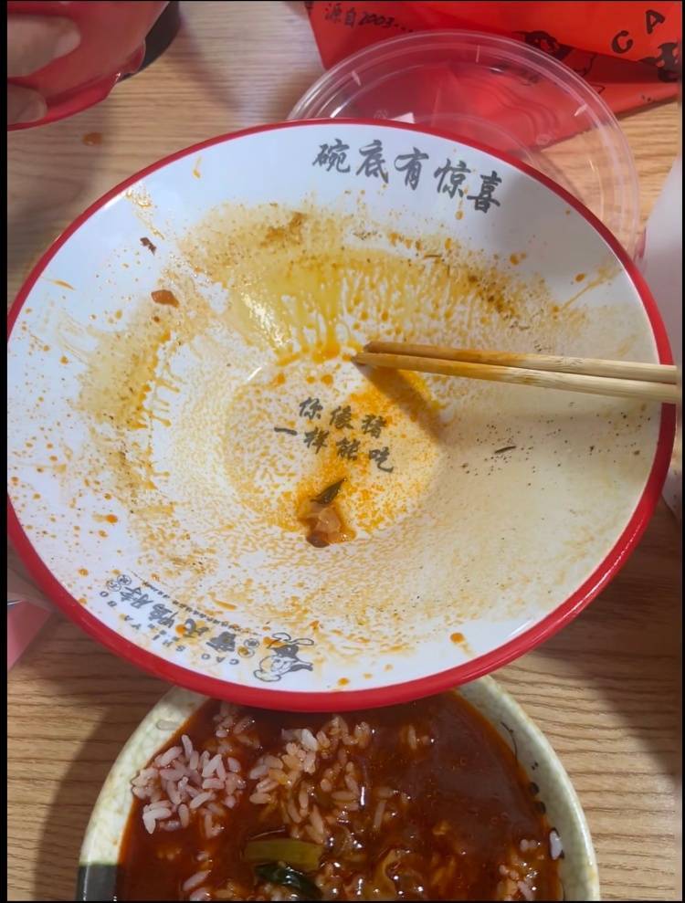 知名连锁餐饮店碗底印“你像猪一样能吃”，涉事门店回应